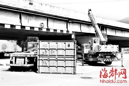 福州货车撞限高架 集装箱砸落路面