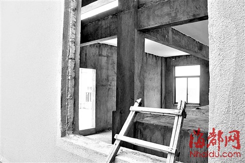 莆田小区顶楼“葡萄架” 咋成实体房？