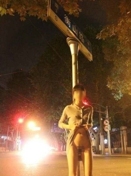 上海闹市裸拍门照片尺度惊人1
