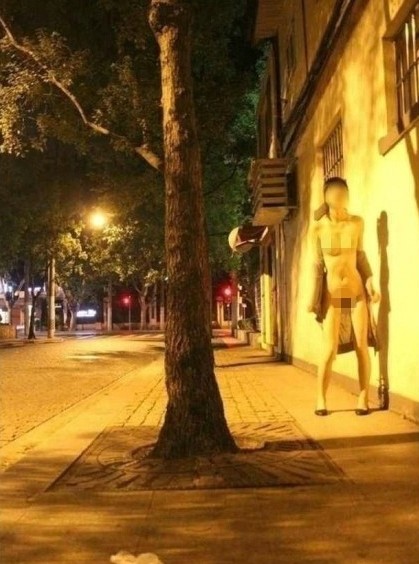 上海闹市裸拍女