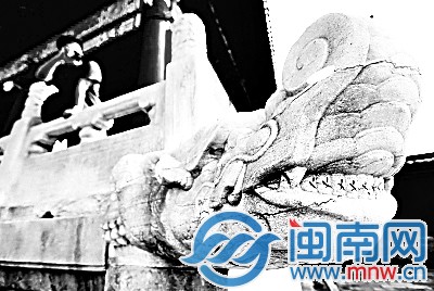 牙齿被打“×”，像是长了蛀牙