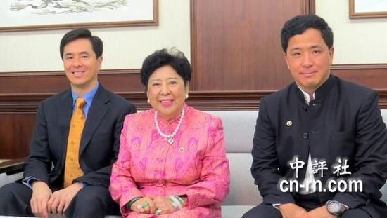 孙穗芳（中）与王祖荣（左）、王祖耀（右）。
