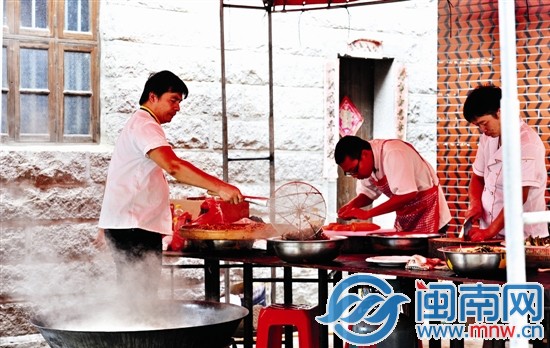 这个临时架起来的厨房，是他们的工作现场