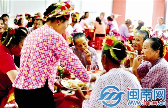 这样的宴席图的就是实惠和热闹