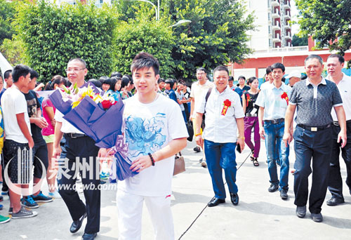 林超攀回到母校