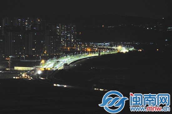 路灯亮起来后，整条道路变得亮堂堂的