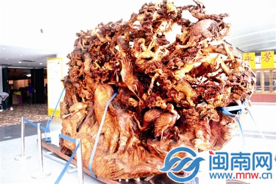 市场上估价9000万元的香樟树根雕