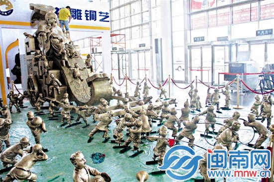 一展商展出的“百子戏弥勒”铜艺作品