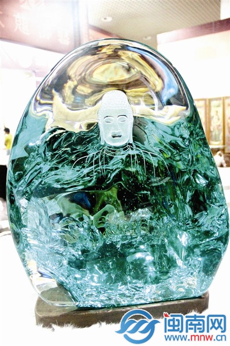 琉晶制成的150公斤重的佛像带有3D效果