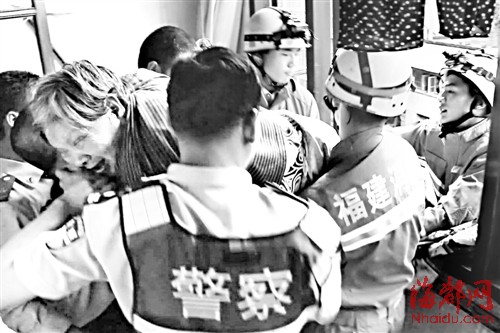 福州老人悬窗台