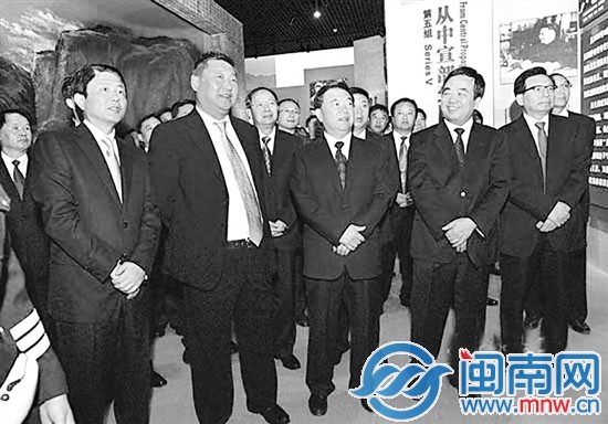 10月9日，甘肃省纪念习仲勋同志诞辰100周年暨两当兵 