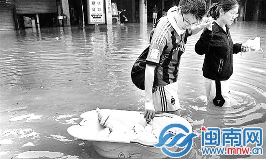 前日，余姚市民钱先生夫妇用澡盆带着仅三个月大的儿 