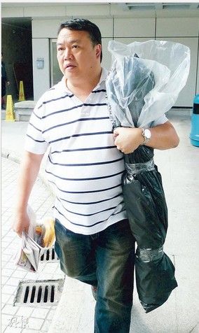　　香港警方10月9日带同涉案的肩托式反坦克发射器 