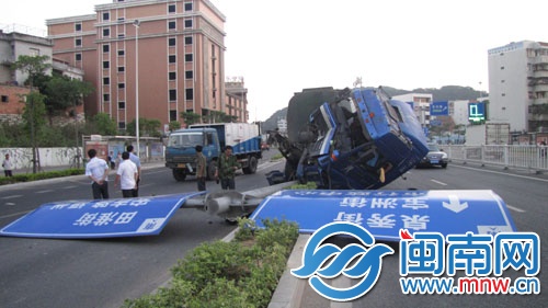 这根高约9米的路牌被油罐车撞倒