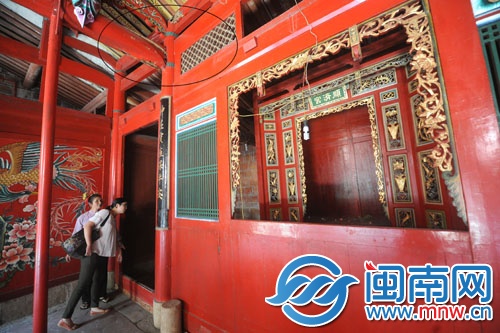 顺济宫的房梁（画圈处）被白蚁蛀断，妈祖被转移到安 