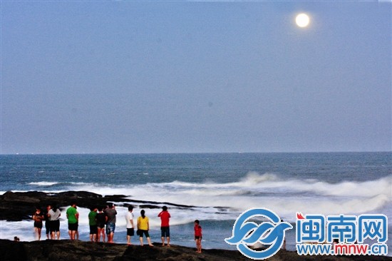 海上生明月
