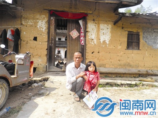 义欣一家还住在破旧的老土房里