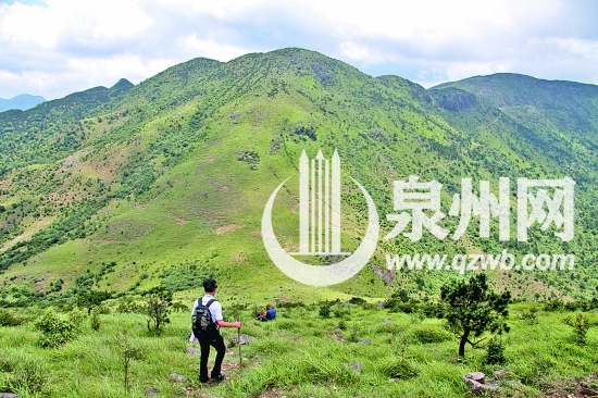 阿彬和同伴登戴云山,感受山势的磅礴。