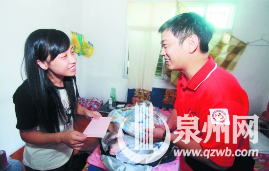 爱心人士看望王琳芳父女,并送上爱心款