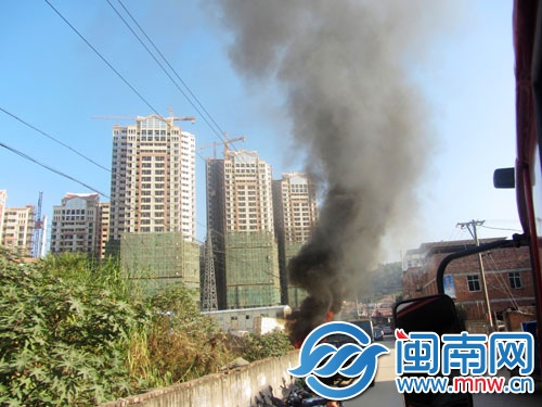 火舌蹿起四米左右高，险些烧到上空电缆
