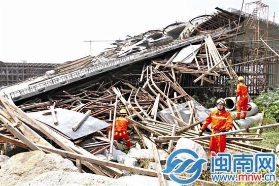 消防人员在事故现场搜救