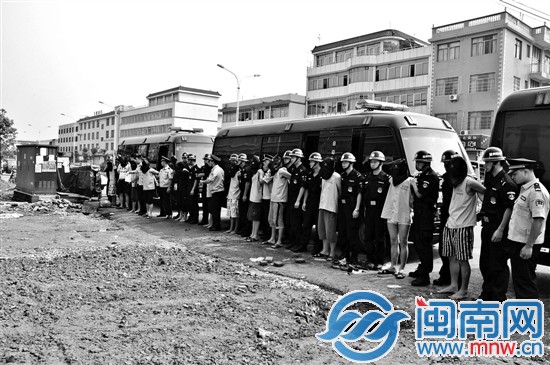 涉黑团伙成员在警方押送下指认现场