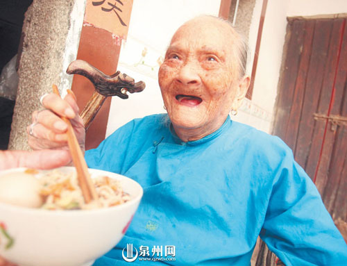 泉州三姐妹300岁 昨日正巧是大姐103岁的农历生日
