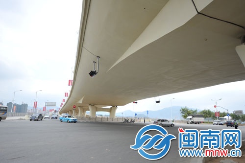 增设红绿灯后，黄龙大桥下的交通得到改善
