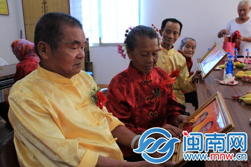 金婚夫妇看着自己新的纪念照