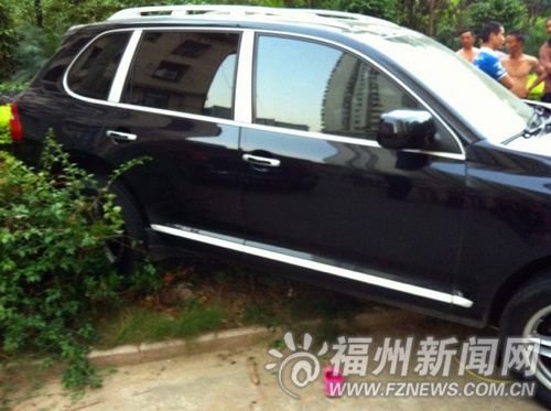 女子错把油门当刹车 10名民工抬起豪车救人