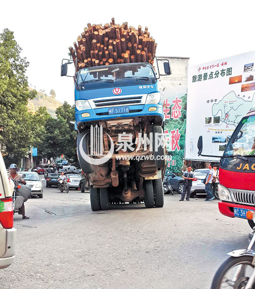 大货车“仰天叹息”