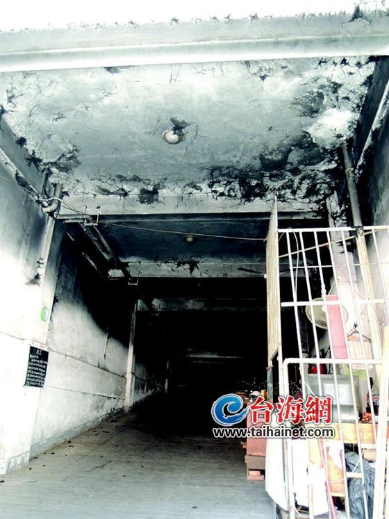 天花板被熏黑