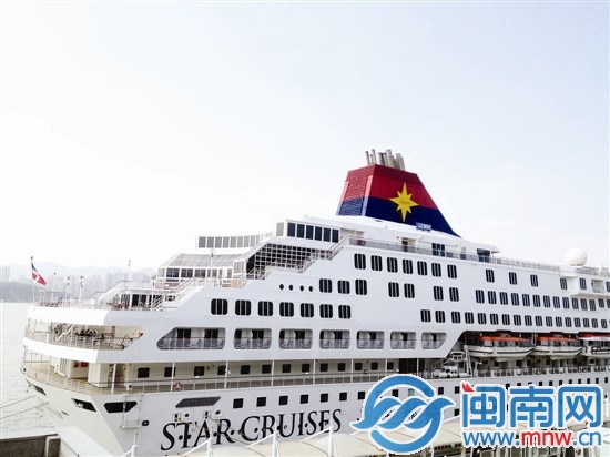 首发团1200多名游客乘坐丽星邮轮开展为期4天的环海 