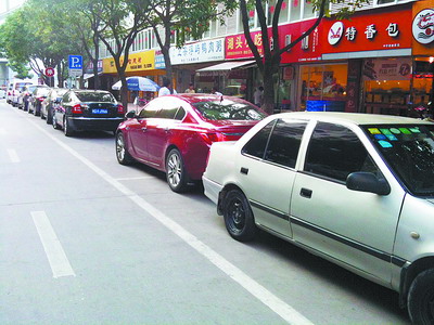 厦门的路边停车位不时出现“车子停反”的情况