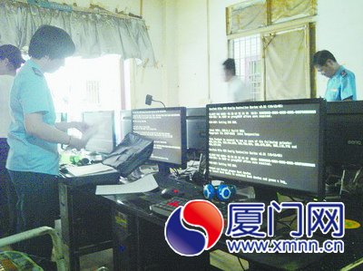 执法人员查处时，电脑全成了“黑屏”。