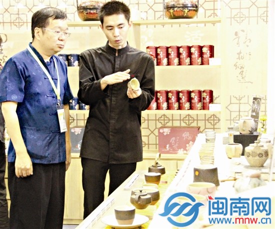 茶博会展区里，客商热切交谈着