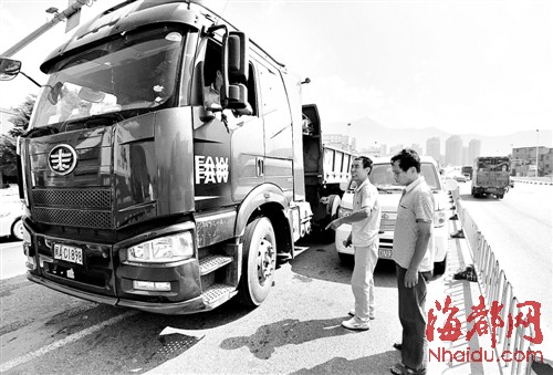 福州两车因争道堵路