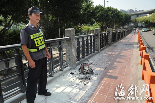 福州电动车突然自燃 协警拦下公交借灭火器灭火