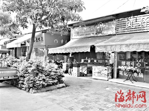 福州大学门前盖起铁皮屋店铺