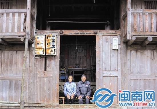 87岁的老游击队员陈存素和82岁的黄阿婆