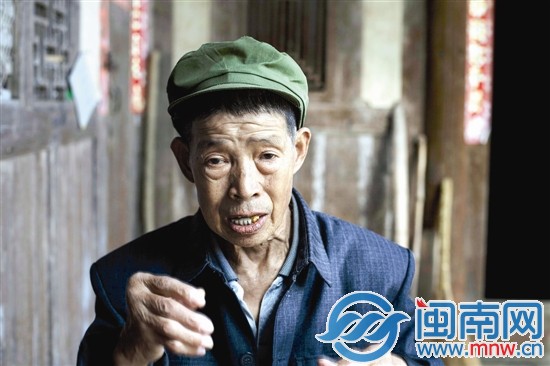 72岁的陈存筑，双手风湿蜷缩