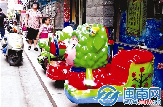 泉州市区大街小巷随处可见类似的摇摇车