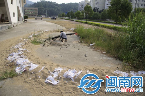 龙海少体校体育场外围，路面下陷严重