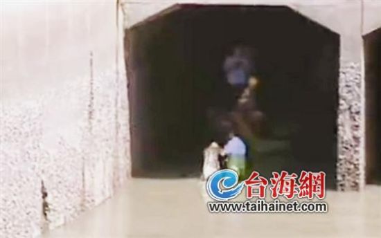 民警正在涵洞里捞尸体