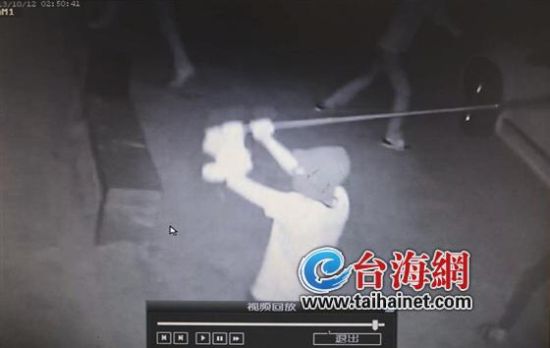 蒙面男持大刀砸店砸车其中一名男子赤裸着上身