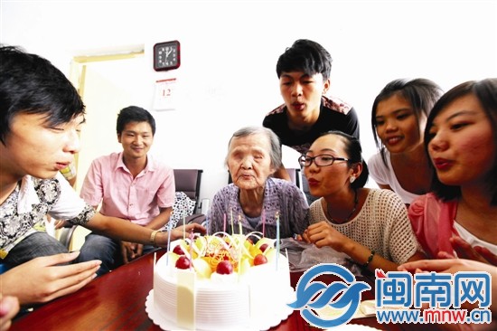 阿婆要许愿时落下泪，孩子们赶紧说“不许哭”