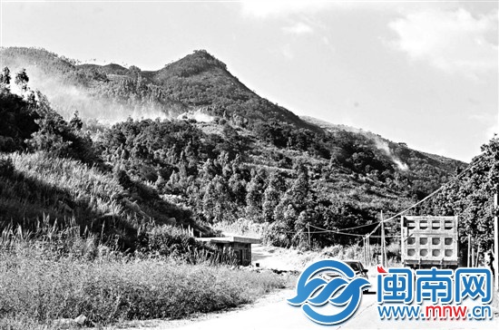 在大火包围的山顶，近百名被困村民经历了惊魂一夜