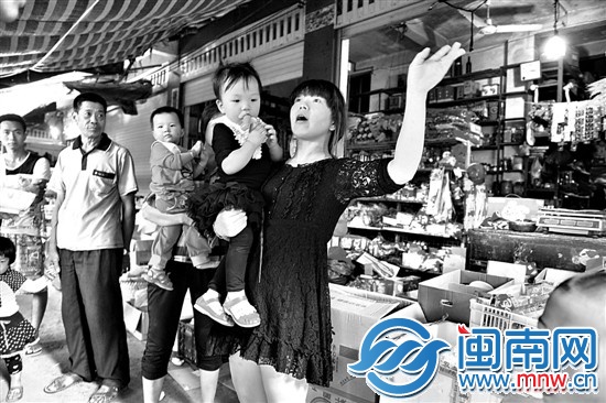 于女士说，大火逼近时，她只能趴在地上躲避