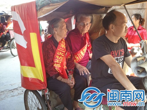 老人们坐上三轮车，在村里巡游踩街