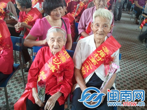 苏成枝阿伯和老伴结婚65年，都已满头银发